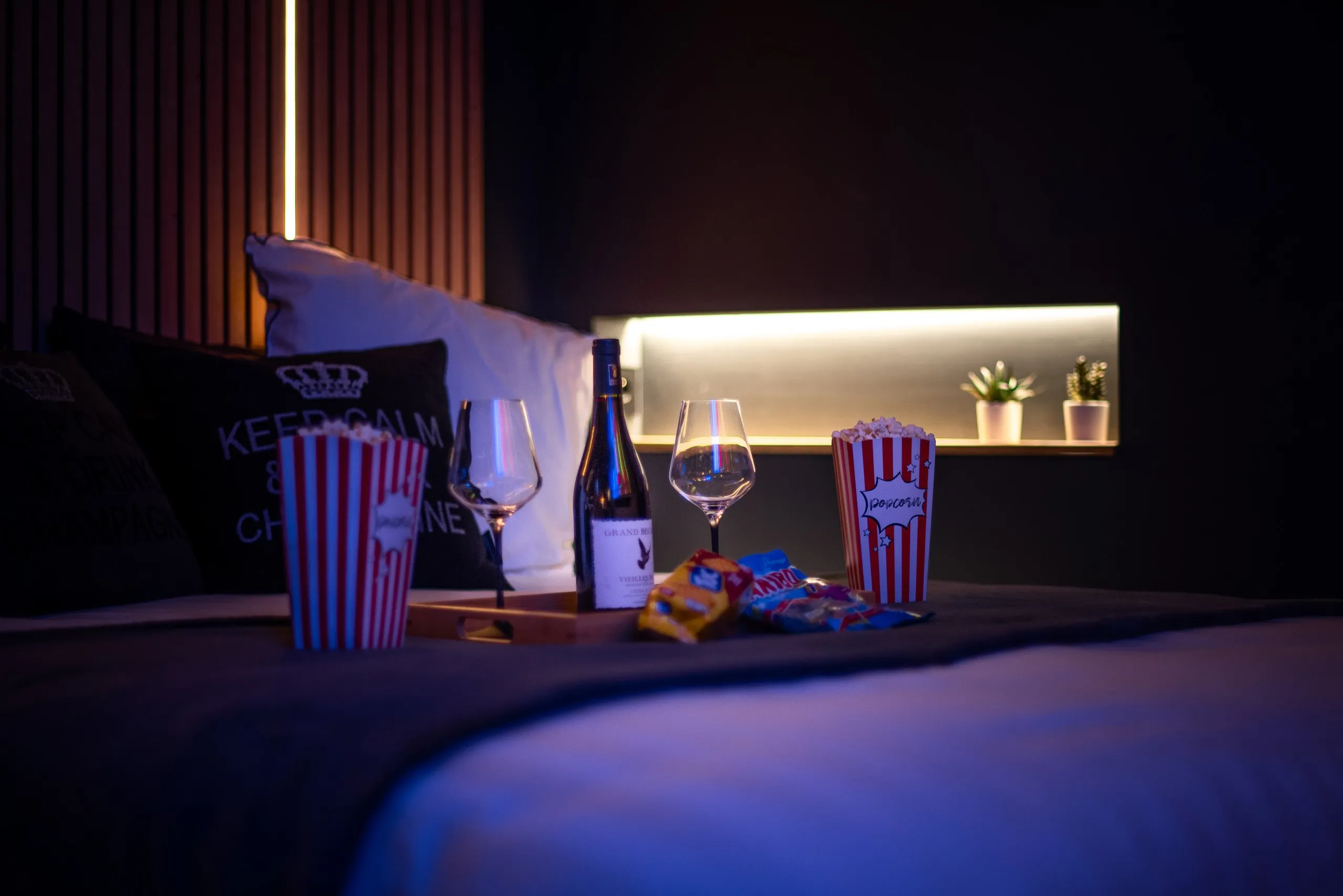 Le lit et le plateau apéritif