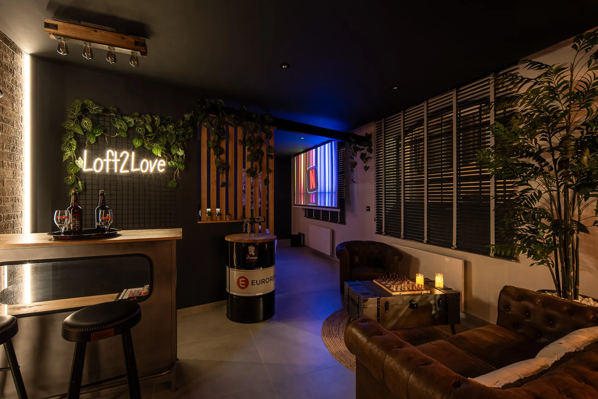 Le salon et son enseigne lumineuse